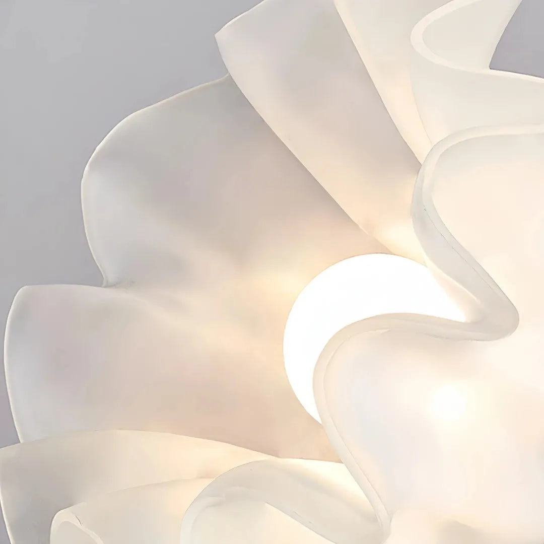 Close-up of the flower-shaped glass lampshade  